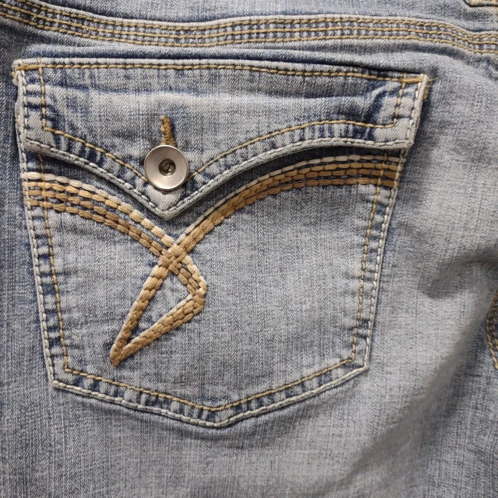 So Wear It Declare It Denim Shorts Capris Light Wash Embroidered Size 11‎